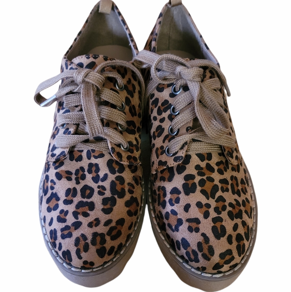 4. Animal print shoes tie